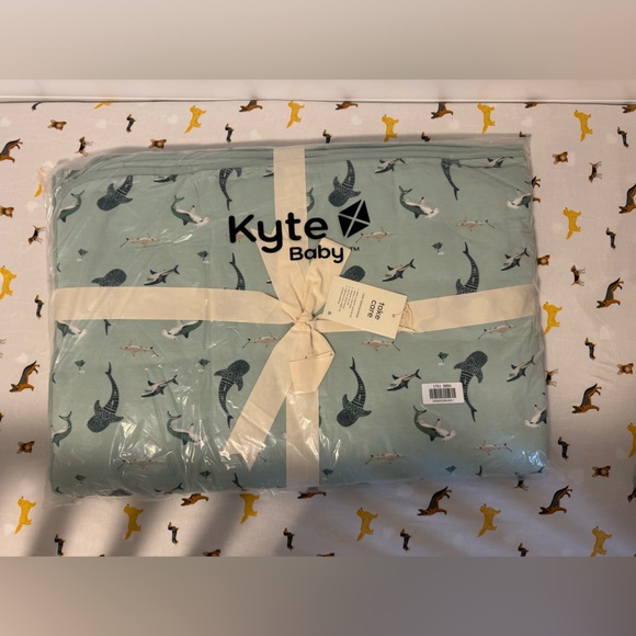 Kyte Baby Sage Shark youth blanket - Picture 1 of 1